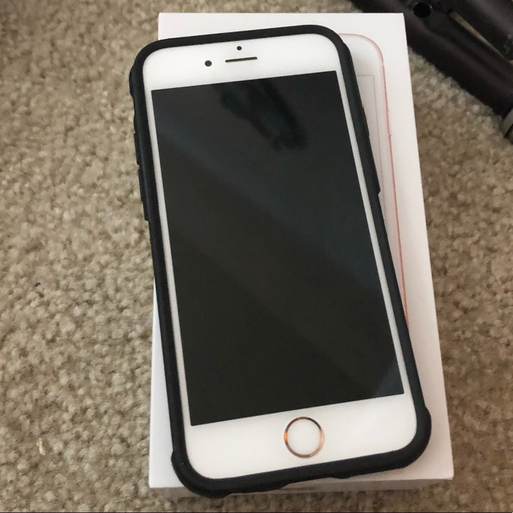 SOLD —- Rose Gold & Gold iPhones 6S —- SOLD
